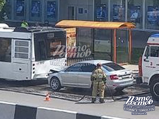 🚨🚑 Легковушка влетела в автобус на проспекте Стачки. По словам очевидца, пострадал ребёнок. Информация..