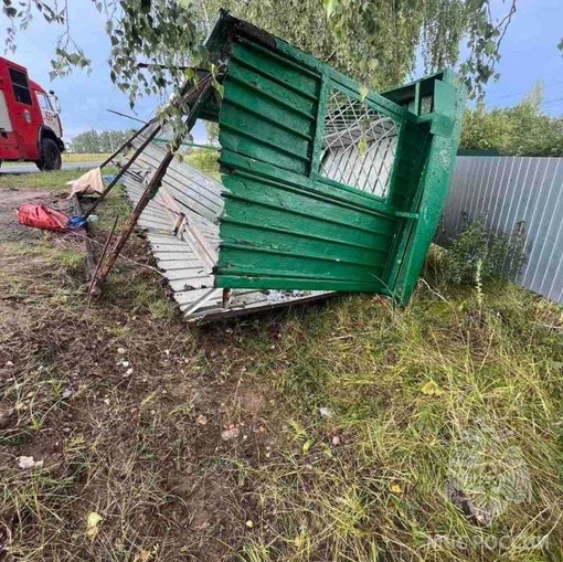 🗣️ В Кстовском районе в дождь снесло остановку на которой находились люди.  Пострадало три человека, все..