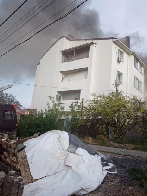 Пожар начался в квартире, хозяйка госпитализирована с ожогами.  В 07:52 было ликвидировано открытое горение...