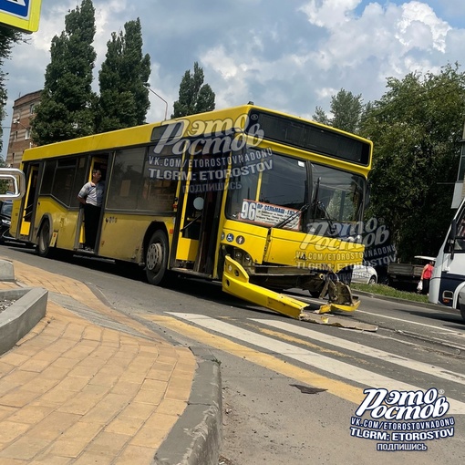 🚨🚑 ДТП с автобусом и легковушкой на площади Чкалова. Предварительно, пожилая женщина (водитель Опеля), не..