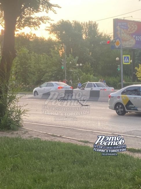 🚨🚑 ДТП с двумя легковушками на Стачки недалеко от Сокола. Обломки разбросало по проспекту на десятки..