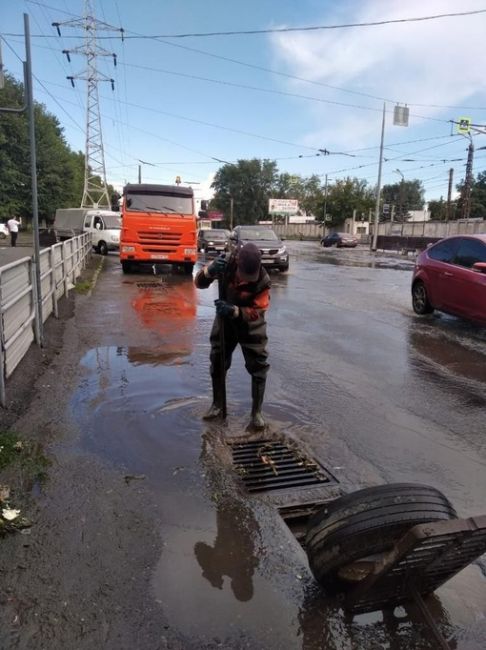 В мэрии сообщили, что коммунальные службы приступили к прочистке ливневой канализации от мусора,..