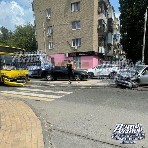 🚨🚑 ДТП с автобусом и легковушкой на площади Чкалова. Предварительно, пожилая женщина (водитель Опеля), не..