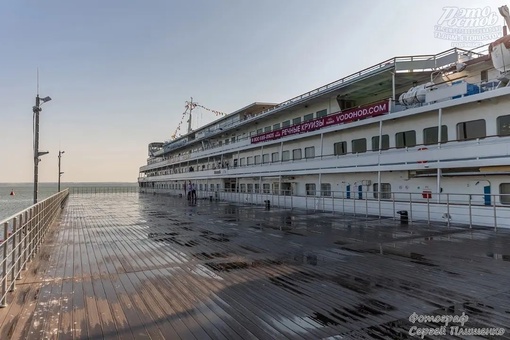 🛳 В Таганроге к новому плавучему причалу на морском вокзале прибыл первый круизный теплоход «Константин..