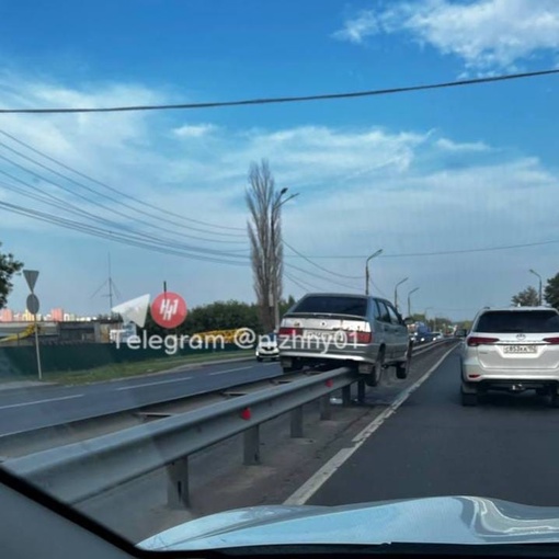 На Ларина удачно припарковался. Никому не мешает 👍🏼
___________________
..