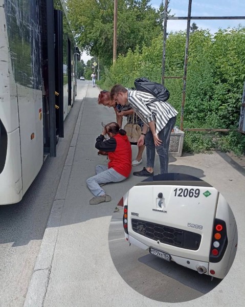 В Новосибирске женщина рассекла себе лицо при выходе из автобуса.  В Новосибирске женщина рассекла себе лицо..