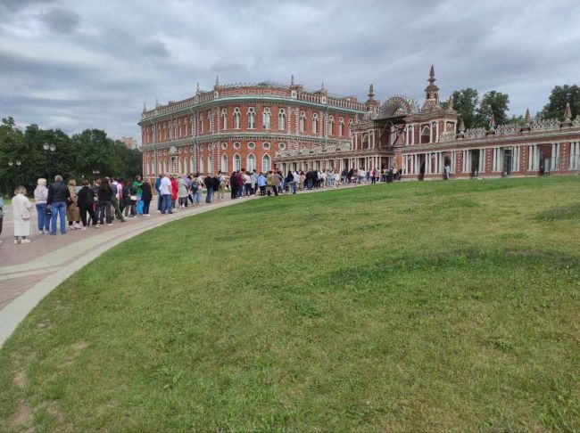 🫣 Тем временем в Царицыно огромная очередь в музей. Сегодня посещение бесплатно – музейная неделя,..