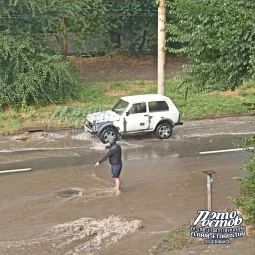 🕳 На Каширской стоял мужик и показывал всем водителям на открытый люк. Спас чью-то подвеску..