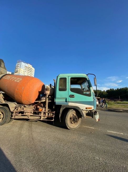 В Парковом столкнулись бетономешалка и легковой автомобиль. 
Фото: читатель..