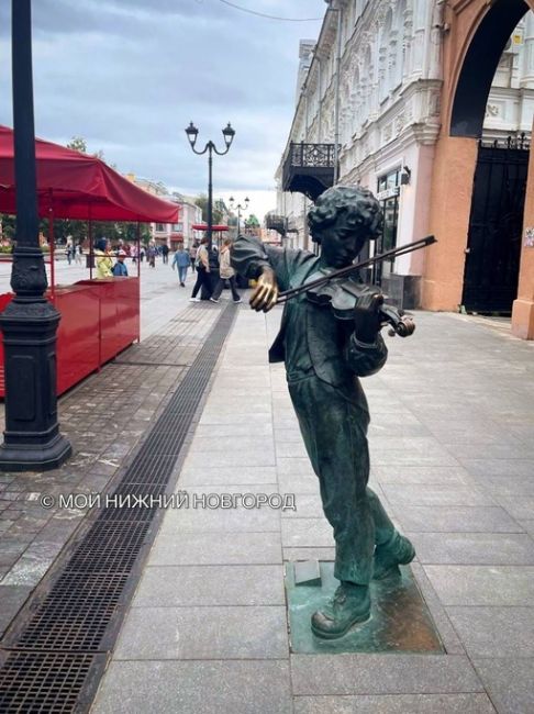 🎻Мальчику-скрипачу на Покровке вернули смычок🎻  Последний раз он был на месте около 10 лет назад...