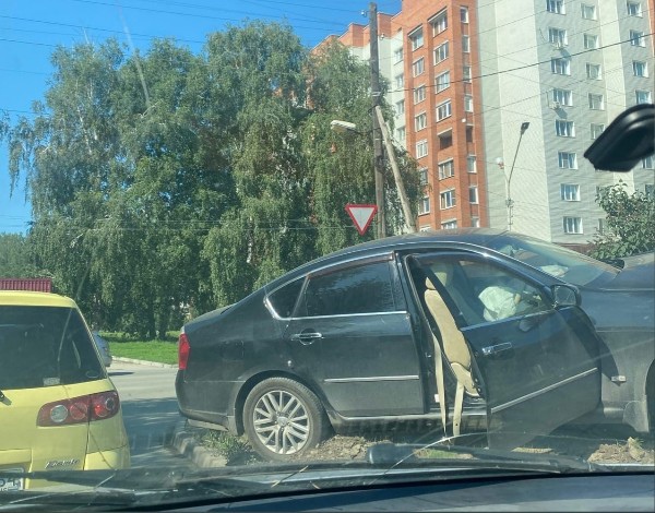 В Бердске Nissan снёс водонапорную колонку у перекрёстка Рогачева-Красноармейская.  Кроме автомобиля и..