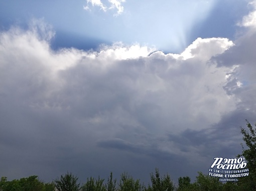 🌩 К Ростову приближаются грозовые тучи. Ранее МЧС объявило [https://vk.com/wall-104083518_3689571|штормовое..