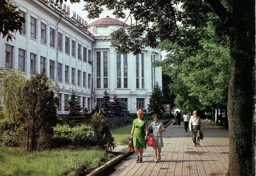 Фонтан на Красной и здание Политехнического института  Из набора открыток 1982..