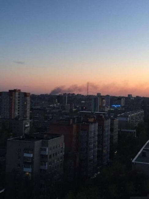 На Левом берегу загорелся камыш, как сообщают в МЧС. Угрозы..