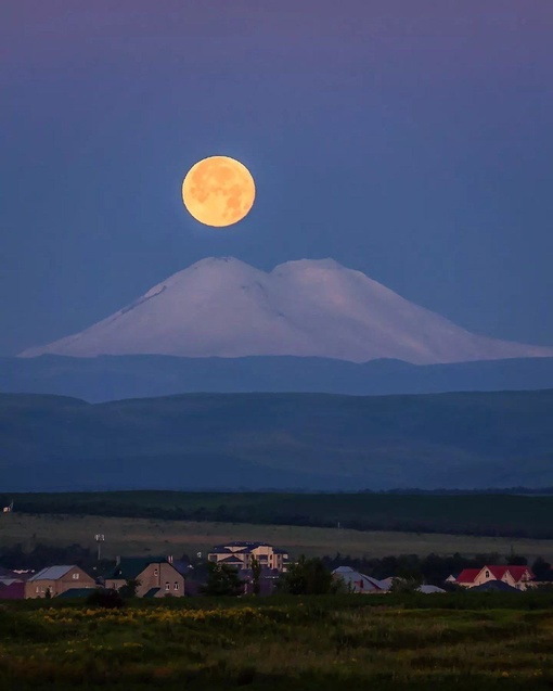 Полнолуние и Эльбрус 🌕  Фото: Армен..