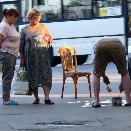 🗣️ «На Ивлиева, 39 асфальт начал проваливаться под землю, жильцы дома решили огородить это место своими..