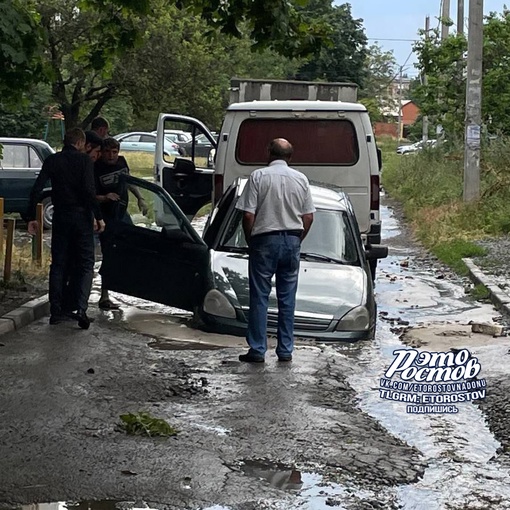 🕳😳 Приора провалилась в яму во время дождя в..