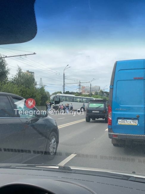 ⚡️ Пассажирский автобус чуть не улетел с моста на Ванеева! Он столкнулся в маршруткой и от удара снес..