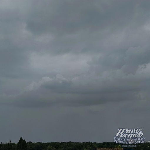 ⛈️ В Ростове начинается гроза, надеемся, что лодки не..