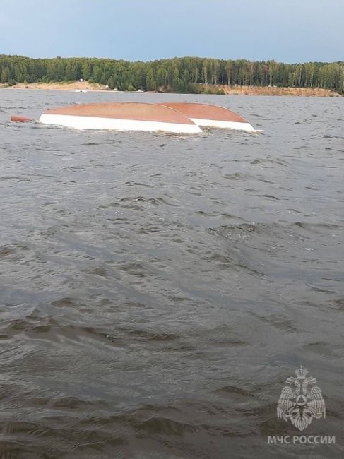 🛳️ Трагедия на Горьковском море — там из-за сильного ветра перевернулась яхта. Одна женщина погибла.  На..