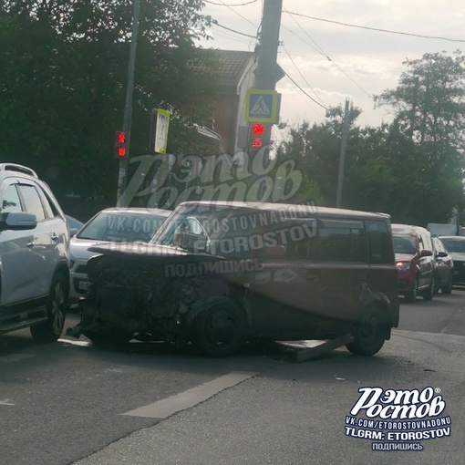 🚗⚠ Вечернее ДТП на Белорусской, 60. Кто-то из водителей пролетел на красный. Обломки разбросало по дороге...