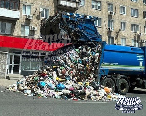 🔥 Мусоровоз загорелся на ходу в Новочеркасске, отходы пришлось вывалить посреди улицы. Машина могла..