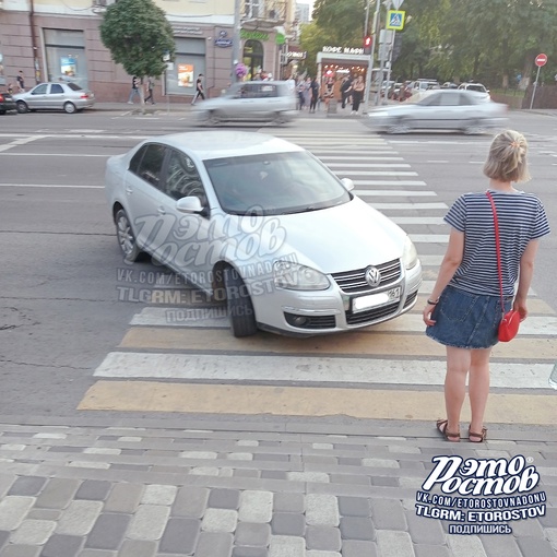 🤔 «Очень странная парковка на Будённовском. Бросил машину на пешеходном переходе, и ушёл.», - сообщил..