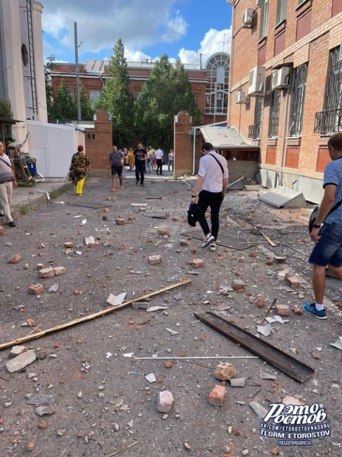 ❗💥 В Таганрог прогремел взрыв. Снаряд прилетел в дом, пер. А. Глушко, за "Градусом". Стёкла вылетели в здании..