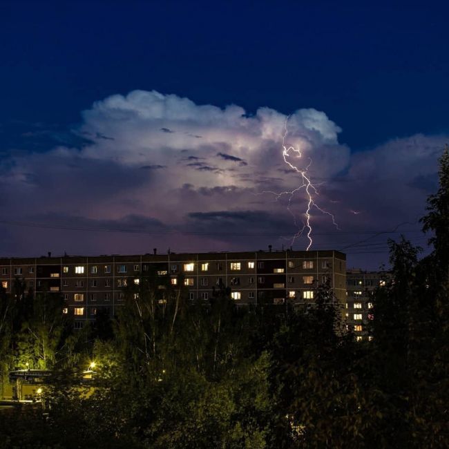 МЧС предупредило свердловчан о непогоде🌩 
В ближайшие дни — 5 и 6 июля — в Свердловской области ожидается..