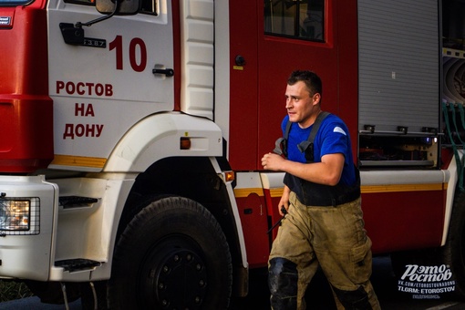 🚨Настоящие герои не носят плащи. 
Настоящие герои носят за спиной кислородные баллоны.  Пожар в Аксае, 21 июля..