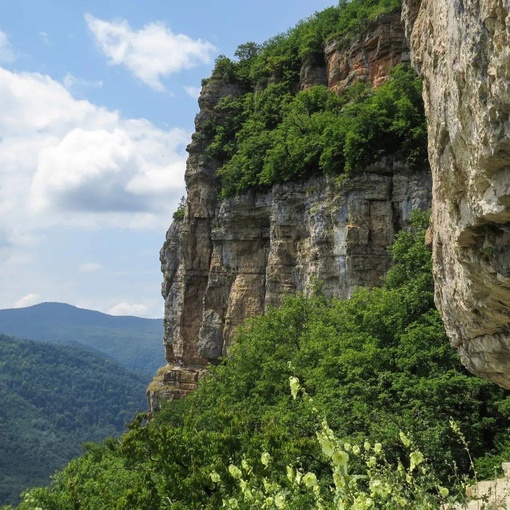 ⛰️Одна из самых популярных достопримечательностей находится в окрестностях поселка Мезмай, в скальном..