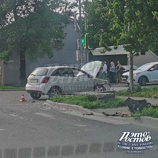 🚗⚠ Вечернее ДТП на Белорусской, 60. Кто-то из водителей пролетел на красный. Обломки разбросало по дороге...