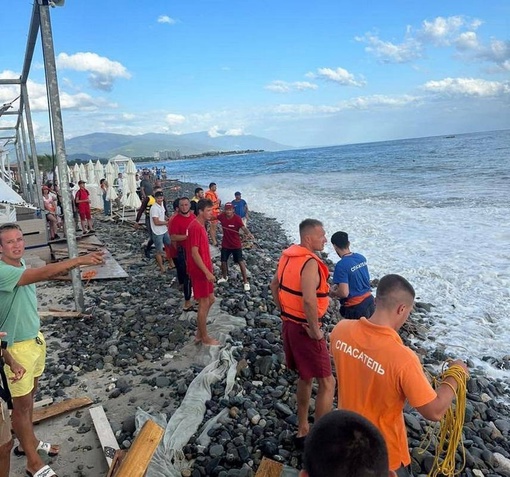 🌊В Сочи 10-летний ребенок едва не утонул в штормящем море  Инцидент произошел вечером 28 июля на пляже «Роза..