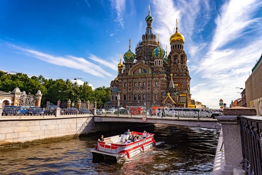 Приятная летняя новость: в Санкт-Петербурге запустили прогулку на теплоходе по рекам и каналам со скидкой..