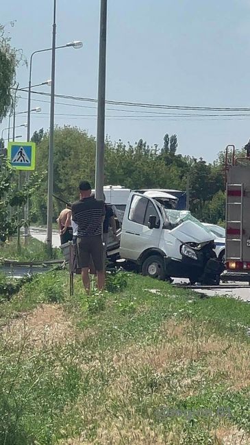 В селе Пешково произошло смертельное ДТП 
Очевидцы пишут, что от КамАЗа оторвался прицеп, после он вылетел..