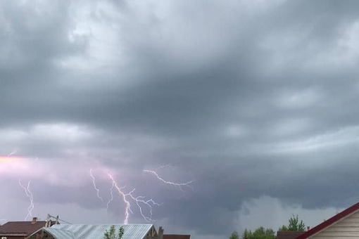 ⚡ Зевс решил популяться молниями. 
На видео попал момент удара молнии в здание на Котельнической..