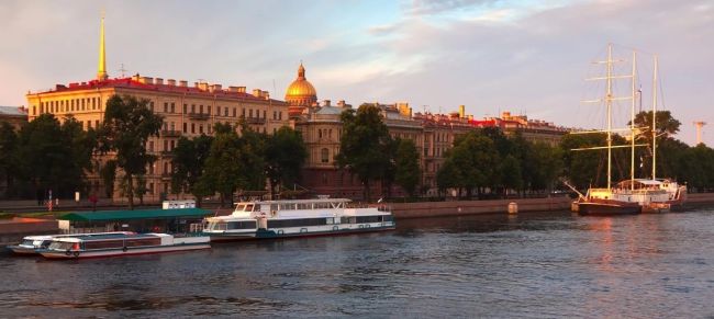 В Санкт-Петербурге запустили прогулки на теплоходе по рекам и каналам для всех желающих всего от 300 рублей...