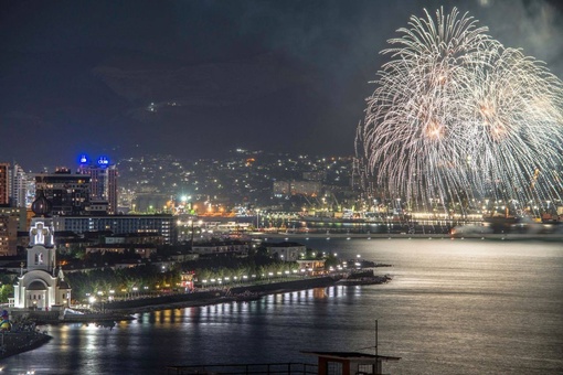 Праздничный фейерверк в честь Дня ВМФ, 30 июля 2023 г. Новороссийск
📸..