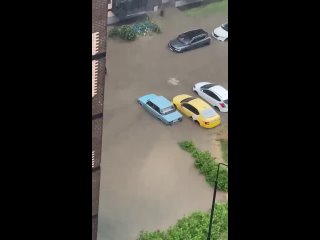 Москву затопило из-за сильных ливней 😱 
Посмотрите на эти кадры — в Москве настоящий потоп! Не известно,..