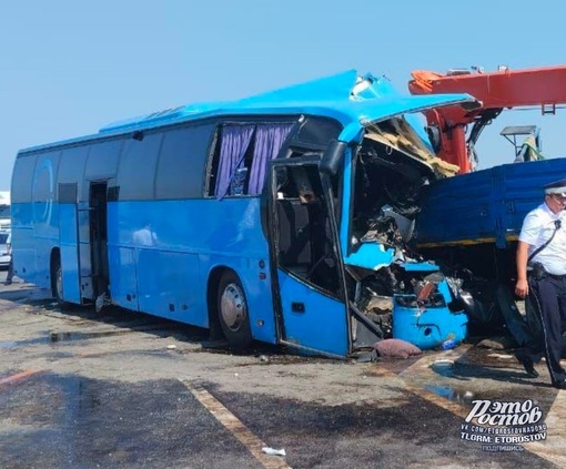 🚨🚌 Рейсовый автобус Махачкала-Ростов столкнулся с КамАЗом в Кабардино-Балкарии. По данным МВД, 12 человек..