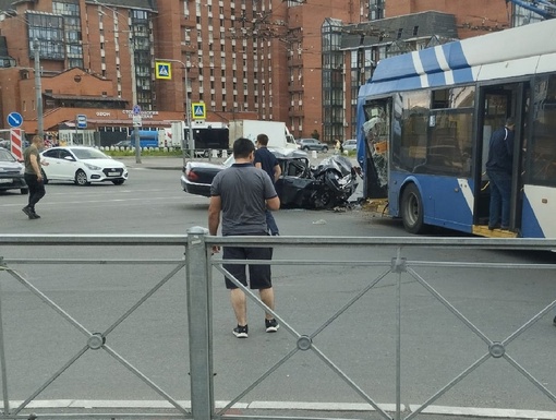 Три человека пострадали при столкновении троллейбуса и легковушки в Купчино. 
ДТП произошло днем, 25 июля, на..