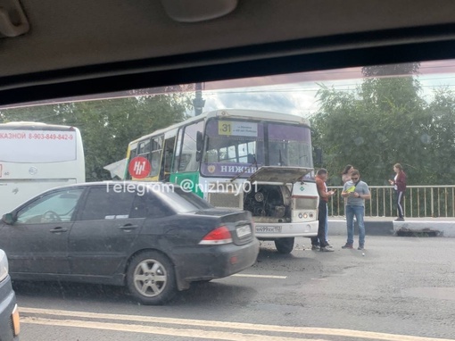 ⚡️ Пассажирский автобус чуть не улетел с моста на Ванеева! Он столкнулся в маршруткой и от удара снес..