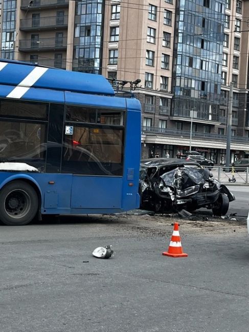 Три человека пострадали при столкновении троллейбуса и легковушки в Купчино. 
ДТП произошло днем, 25 июля, на..