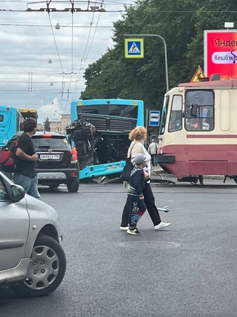 ДТП на пересечении Стачек и Трефолева. 
При этом две остальные полосы закрыты на ремонтные работы. Из-за..