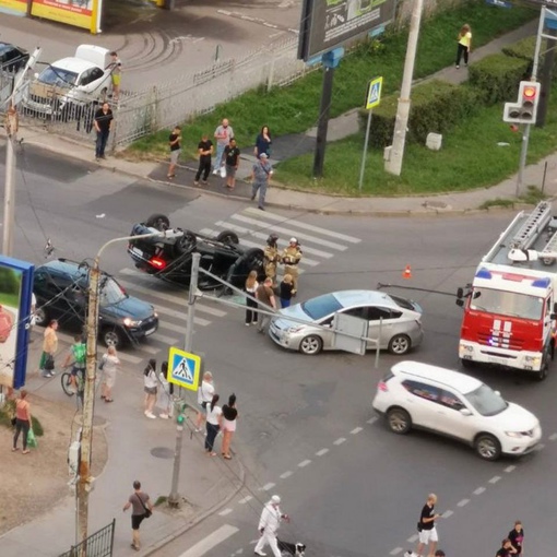 Столкнулись два автомобиля на Комарова, сообщают..