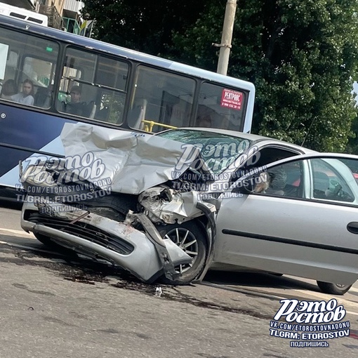 🚨🚑 ДТП с автобусом и легковушкой на площади Чкалова. Предварительно, пожилая женщина (водитель Опеля), не..