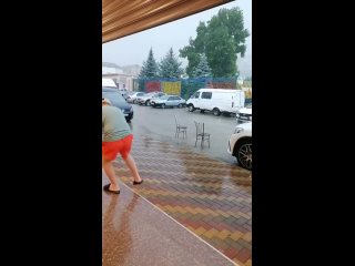 ⛈😳 Вот такие градины падали на пляже в Лазаревском сегодня. Пострадали машины, инфраструктура, урожай...