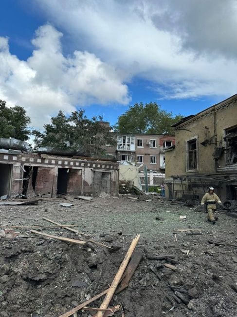 В центре Таганрог взорвалась предположительно ракета. Об этом сообщил губернатор Василий Голубев.  ЧП..