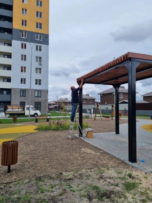 🐝 Рой пчел оккупировал детскую площадка в ЖК «Анкудиновский парк».  На место быстро приехали специалисты,..