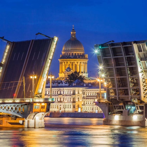 Уже сегодня в Санкт-Петербурге ночная прогулка на теплоходе с живой музыкой и выходом в Финский залив..